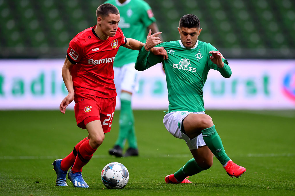  Havertz melakukan debutnya pada usia 17 tahun 126 hari juga saat melawan Breman pada musim kompetisi 2016/2017. Sementara Wirtz yang baru genap berusia 17 tahun pada 3 Mei kini yang menciptakan rekor itu dengan usia 17 tahun 15 hari.