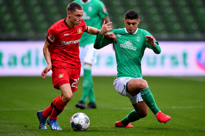  Havertz melakukan debutnya pada usia 17 tahun 126 hari juga saat melawan Breman pada musim kompetisi 2016/2017. Sementara Wirtz yang baru genap berusia 17 tahun pada 3 Mei kini yang menciptakan rekor itu dengan usia 17 tahun 15 hari.