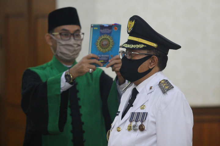 Santoso resmi menjabat sebagai Wali Kota Blitar untuk sisa masa jabatan periode 2016-2021 menggantikan M Samanhudi Anwar yang diberhentikan karena terbukti secara sah melakukan tindak pidana korupsi. 
