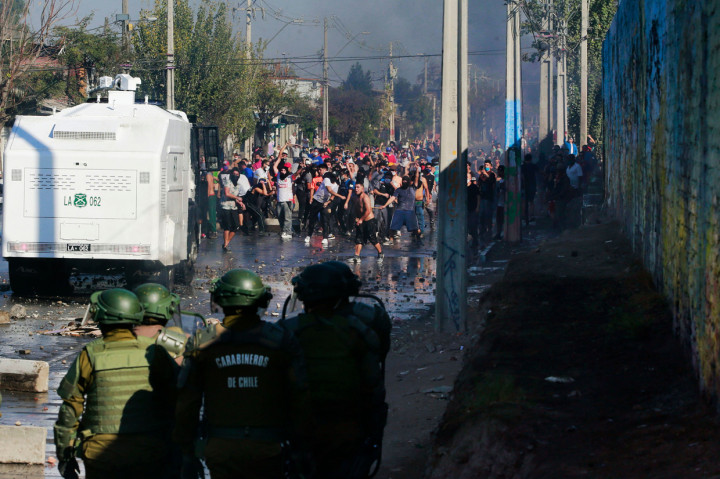 Warga Chile menggelar demonstrasi ditengah pandemi Covid-19 di Santiago, Chile, Senin, 18 Mei 2020, waktu setempat. Demo yang menuntut bantuan makanan selama lockdown tersebut berujung bentrok.