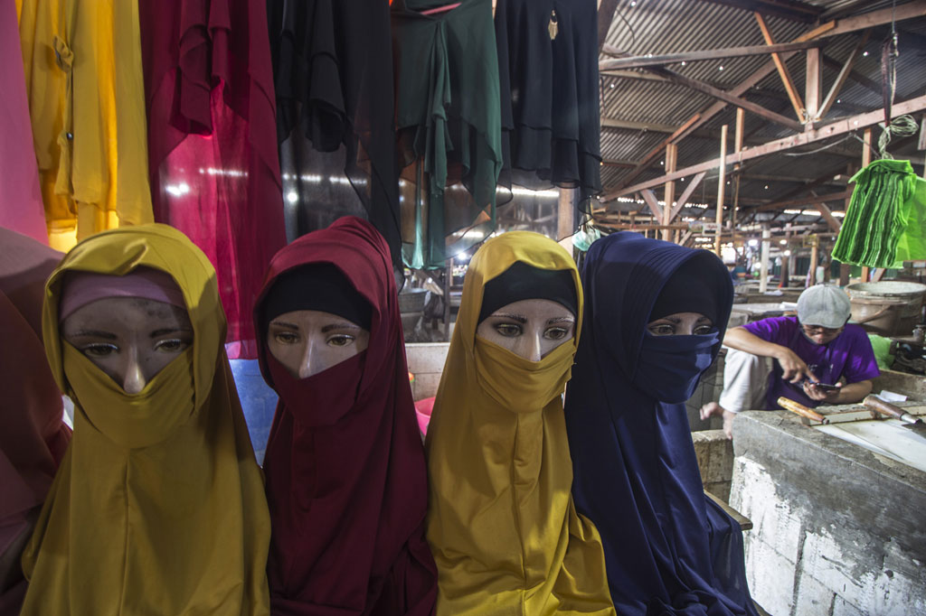 Pedagang menunggu pembeli di Pasar Jojoran, Surabaya, Jawa Timur, yang dibuka kembali, Selasa, 19 Mei 2020.