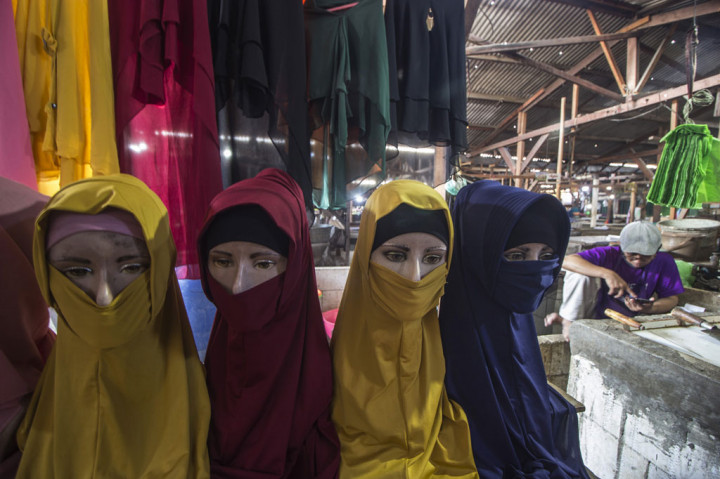 Pedagang menunggu pembeli di Pasar Jojoran, Surabaya, Jawa Timur, yang dibuka kembali, Selasa, 19 Mei 2020.