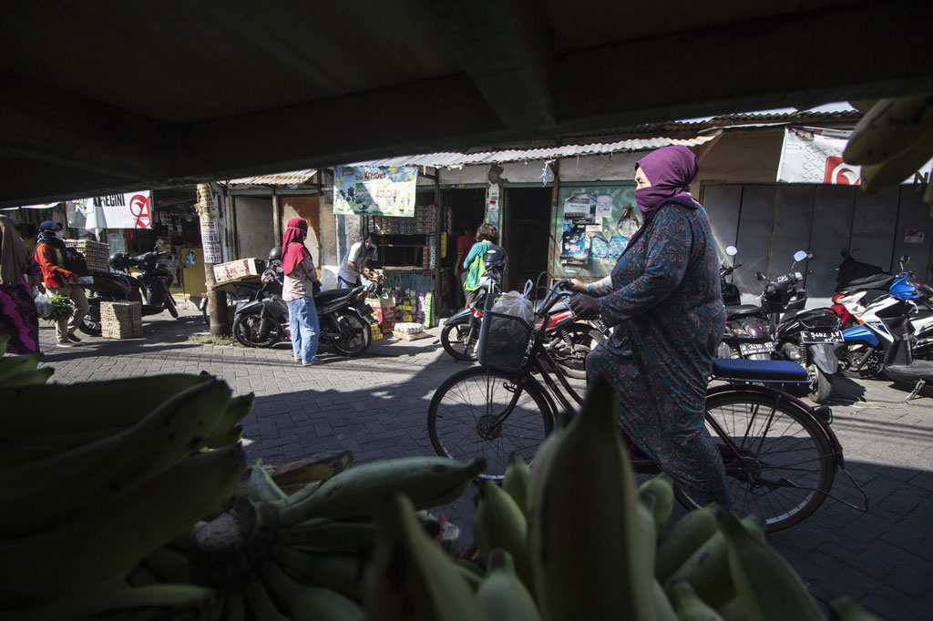 Pasar tradisional tersebut dibuka kembali usai ditutup selama 14 hari untuk memutus penyebaran covid-19 karena diduga salah satu pedagang terjangkit virus korona. 
