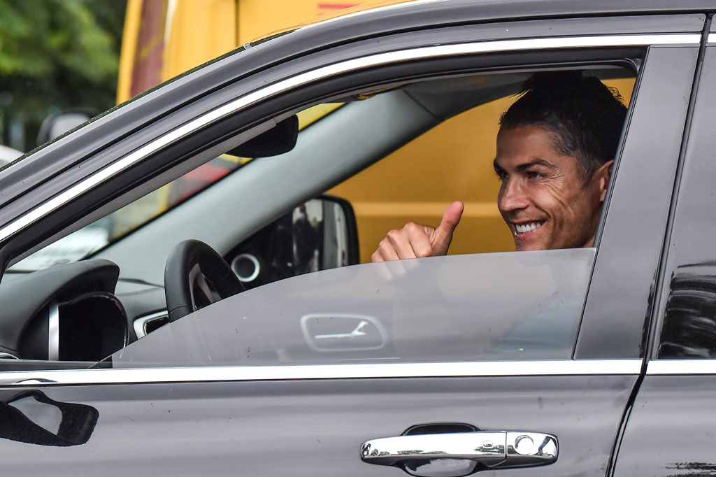Bintang Juventus asal Portugal Cristiano Ronaldo mengacungkan jempolnya dari balik jendela mobilnya usai menghadiri pelatihan di Juventus Training Centre, Turin, Selasa, 19 Mei 2020.