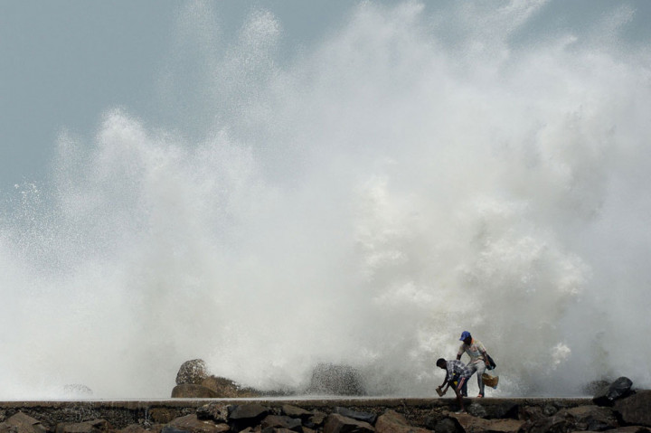 Pihak berwenang di India dan Bangladesh mengevakuasi puluhan ribu warganya yang tinggal di pesisir laut, Selasa, 19 Mei 2020. Hal ini untuk menghindari angin topan dahsyat yang mematikan, saat dua negara itu masih berjuang menghadapi ancaman covid-19.