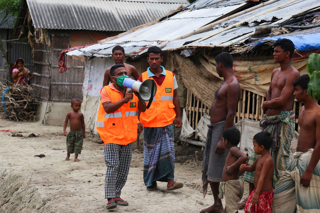 Tenda-tenda karantina di India untuk covid-19, penyakit yang disebabkan virus korona jenis baru (SARS-CoV-2), dialihkan untuk para pengungsi. Petugas pun berupaya memastikan pengungsi tetap menjaga jarak satu sama lain guna mencegah penularan penyakit.
