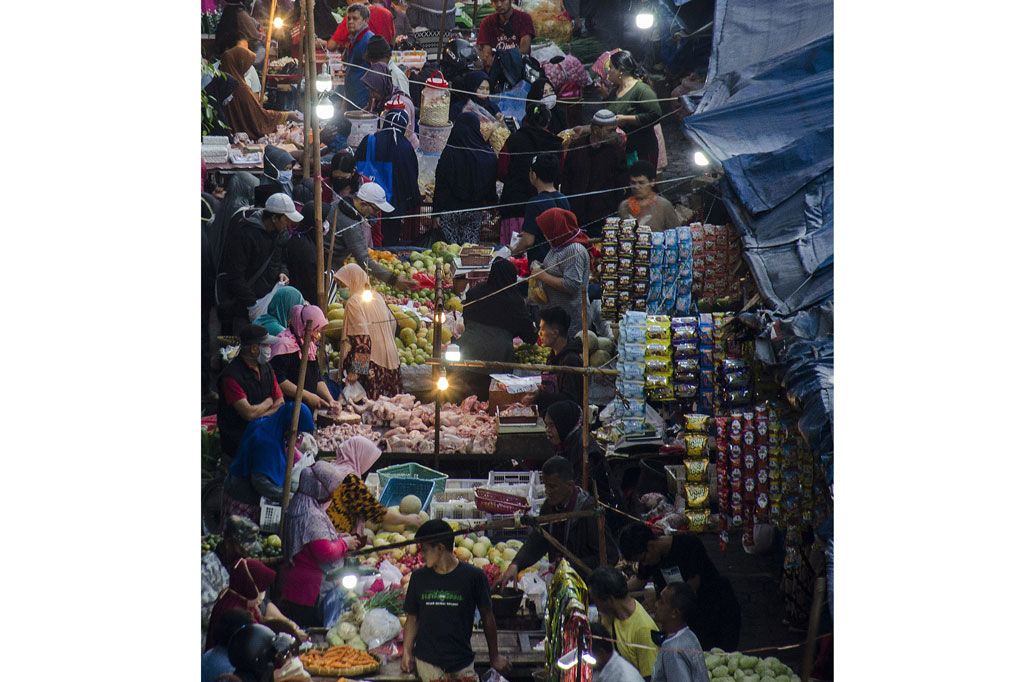 Warga mulai ramai berbelanja langsung di sejumlah pasar tradisional di Kota Bandung guna menambah stok kebutuhan pangan jelang Lebaran meskipun masa PSBB Kota Bandung diperpanjang hingga 29 Mei 2020