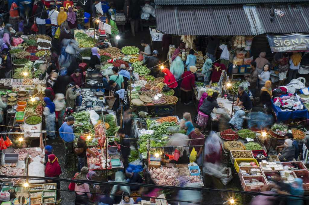 Warga berbelanja kebutuhan pangan di salah satu pasar tradisional, di Bandung, Jawa Barat, Rabu, 20 Mei 2020.