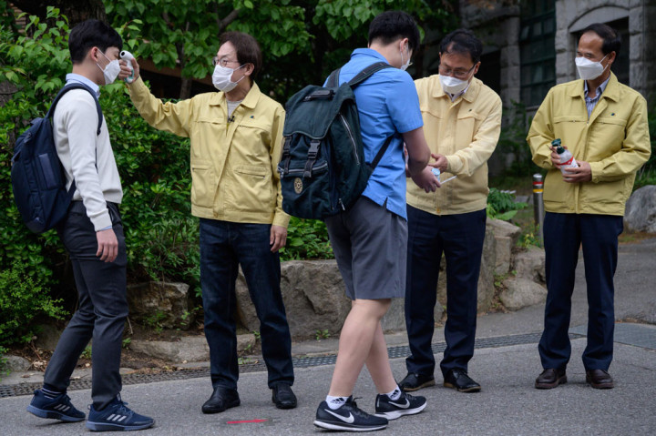 Selain pemerikaan suhu tubuh, mereka juga diwajibkan membersihkan tangan dengan hand sanitizer.