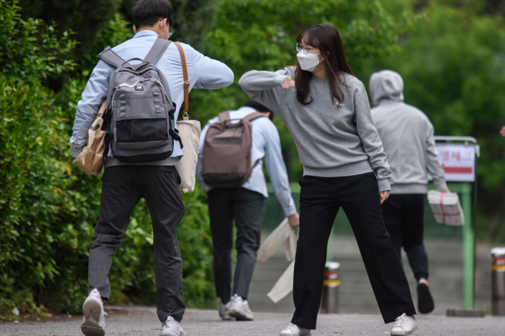 Sementara para guru juga menyambut kedatangan siswa dengan senyuman dan sesekali melakukan salam siku.