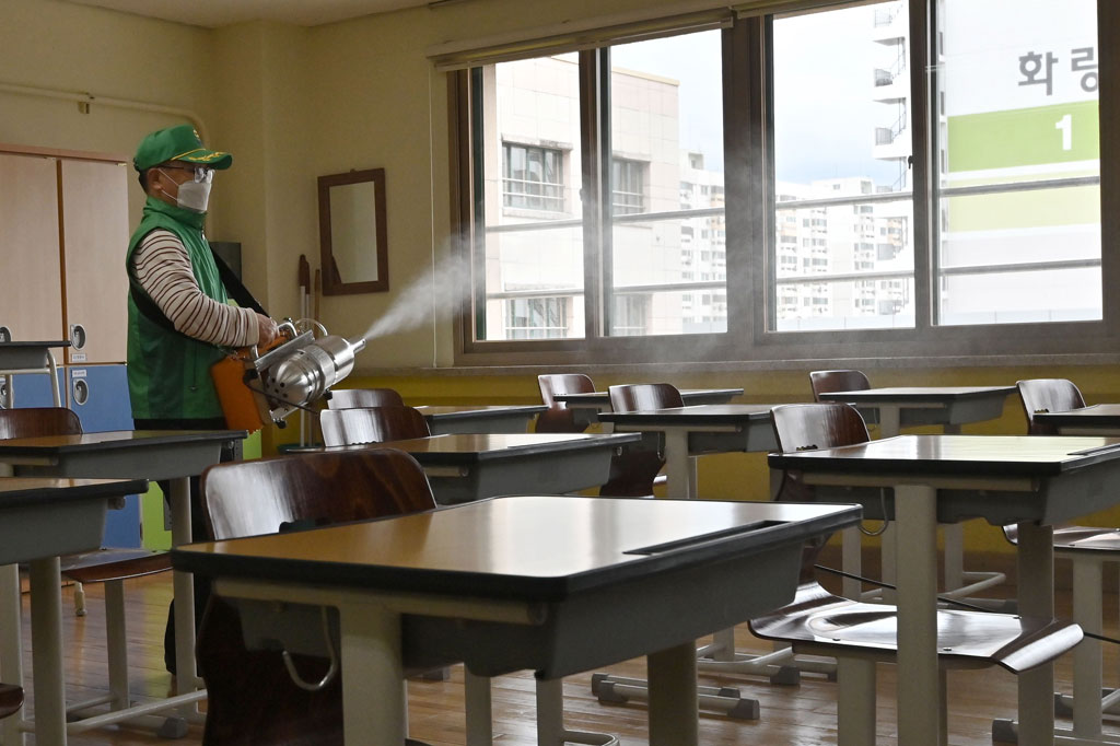 Sebelum proses belajar mengajar resmi dibuka pada Rabu, sekolah-sekolah di Korsel terlebih dahulu disterilkan dengan penyemprotan disinfektan pada Selasa, 19 Mei 2020.