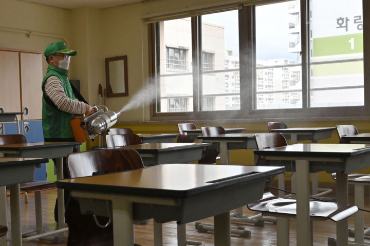 Sebelum proses belajar mengajar resmi dibuka pada Rabu, sekolah-sekolah di Korsel terlebih dahulu disterilkan dengan penyemprotan disinfektan pada Selasa, 19 Mei 2020.