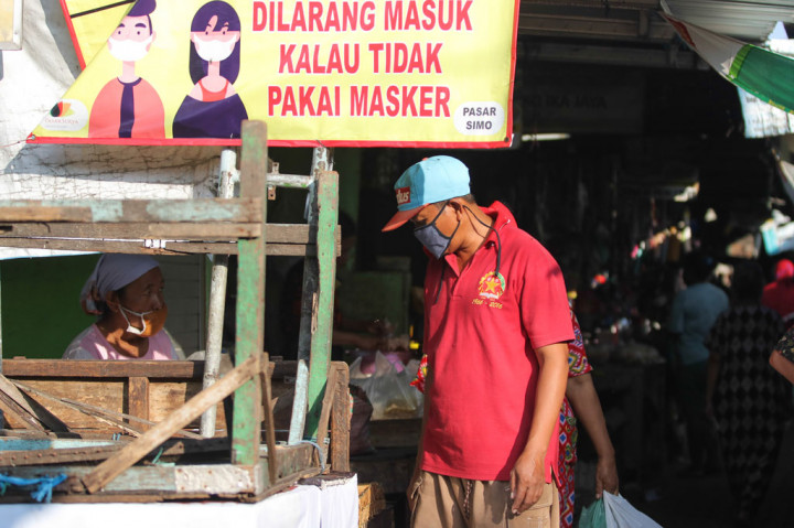 Warga beraktivitas di Pasar Simo Surabaya, Jawa Timur, Rabu, 20 Mei 2020. Pasar tersebut mulai dibuka kembali pada Selasa, 19 Mei 2020.