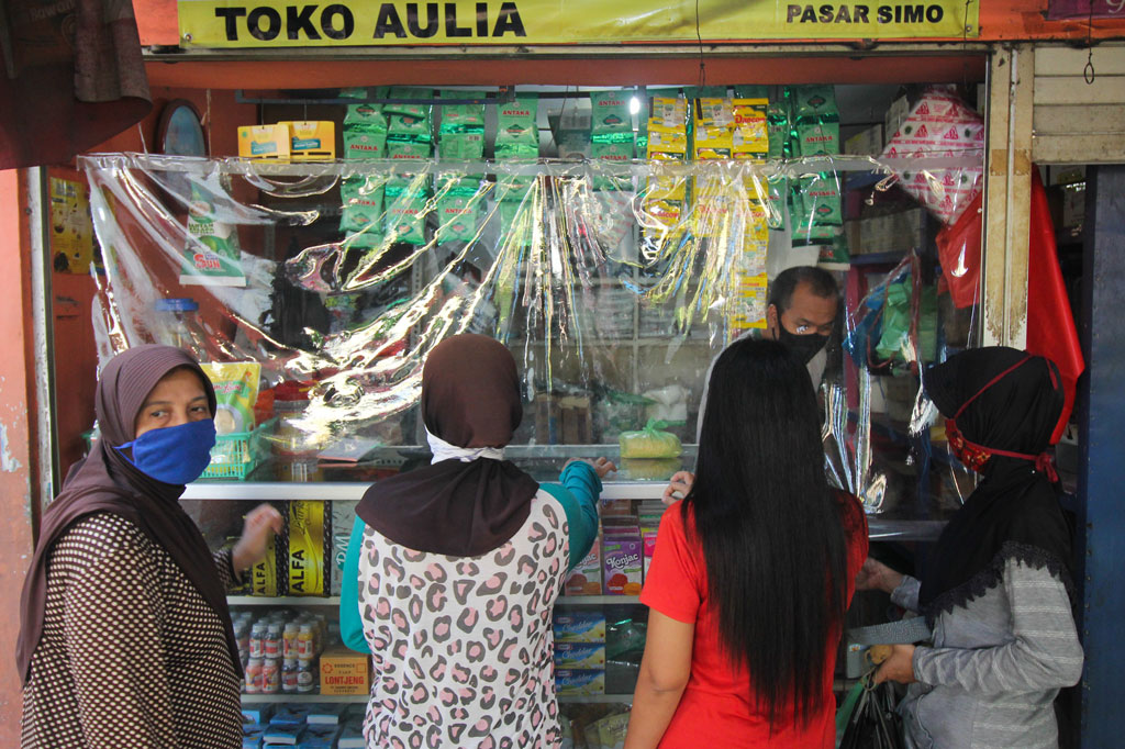Perusahaan Daerah (PD) Pasar Surya Kota Surabaya membuka kembali Pasar Simo dan Pasar Simo Gunung setelah ditutup pada 7 Mei 2020 akibat dua pedagang di pasar tersebut diduga positif virus korona atau covid-19.