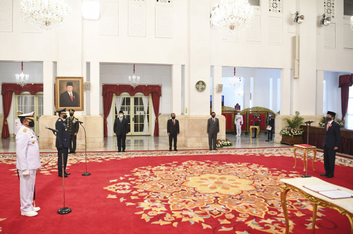 Presiden Joko Widodo secara resmi melantik Laksamana Yudo Margono sebagai KSAL dan Marsekal Fadjar Prasetyo sebagai KSAU, di Istana Negara, Jakarta, Rabu, 20 Mei 2020.