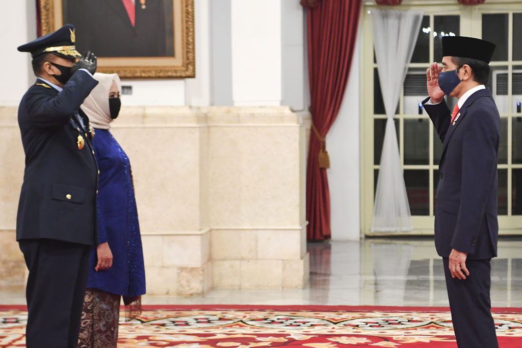 Sementara Marsekal Fajar Prasetyo sebelumnya menjabat sebagai Panglima Komando Gabungan Wilayah Pertahanan (pangkogabwilhan) II. Dia adalah alumnus Akademi TNI Angkatan Udara (AAU) 1988. Fadjar merupakan seorang penerbang angkut dan mengawali karier sebagai penerbang A-4 Skyhawk di Skuadron 11 Lanud Sultan Hasanuddin pada 1990 hingga 1995.