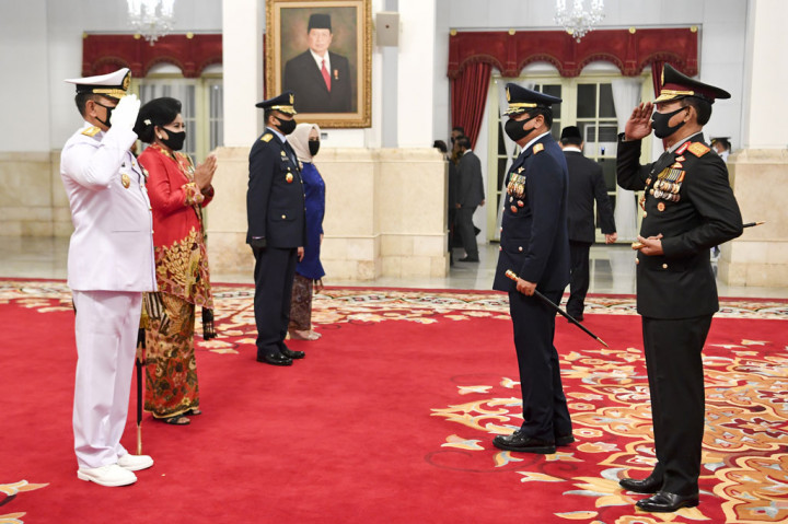 Panglima TNI Marsekal Hadi Tjahjanto (kedua kanan) bersama Kapolri Jenderal Idham Aziz (kanan) memberikan ucapan selamat kepada KSAL Laksamana Yudo Margono (kiri) dan KSAU Marsekal Fadjar Prasetyo seusai dilantik di Istana Negara, Jakarta.