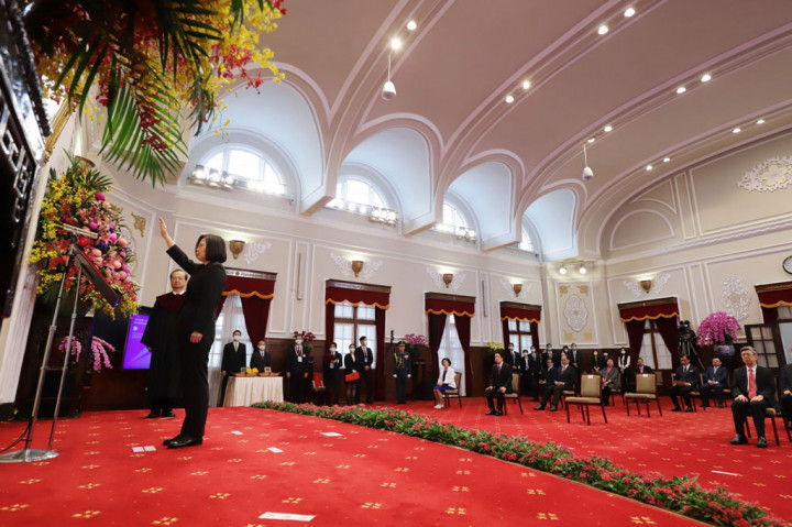 Taipei: Tsai Ing-wen dilantik sebagai Presiden Taiwan untuk periode kedua. Tsai dilantik bersama Wakil Presiden William Lai di Kantor Kepresidenan di Taipei  pada Rabu, 20 Mei 2020.