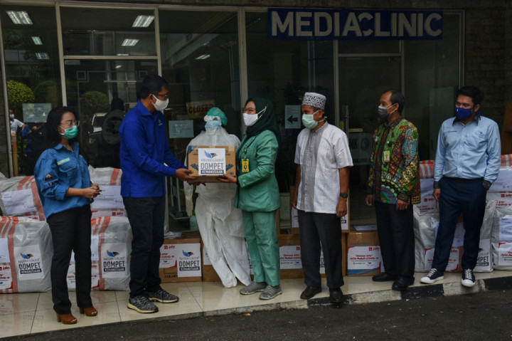 Ketua Yayasan Media Group Ali Sadikin (kedua dari kiri) dan senior Partnership Executive Benih Baik Nadya Carollina (kiri) menyerahkan bantuan APD kepada Manager Marketing Rumah Sakit Hermina Bekasi barat Krishanty Eka Putri (keempat dari kanan), Humas Klinik Selaras BSD Iwan Setiawan (ketiga dari kanan), Unit Keperawatan Rumah Sakit Sari Asih Ciledug Aris Wibowo
(kedua dari kanan), Mareketing Sentra Medika Cisalak Hengki Supaldana di Lobby Gedung Metro TV, Kedoya, Jakarta Barat, Rabu, 20 Mei 2020.