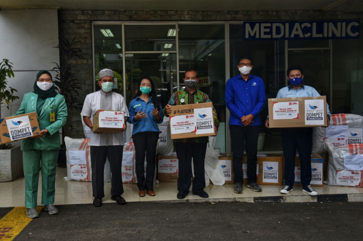 Dompet Kemanusiaan Media Group kembali menerima bantuan alat pelindung diri (ADP) dari donatur melalui Benihbaik.com. DK Media Group kemudian langsung menyerahkan APD tersebut untuk para tenaga medis yang menangani pasien virus korona (covid-19).