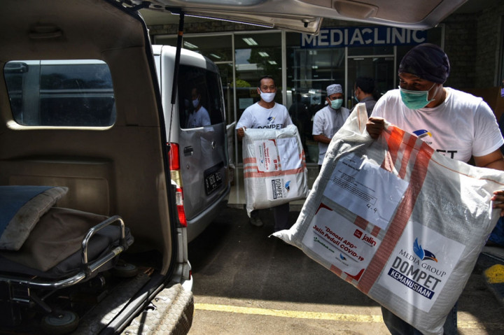 Kali ini bantuan yang diterima dari Benihbaik.com diserahkan kepada empat rumah sakit di wilayah Jabodetabek, yaitu RS Hermina Bekasi Barat, Klinik Selaras BSD, RS Sari Asih Ciledug, dan Centra Medika Bekasi.