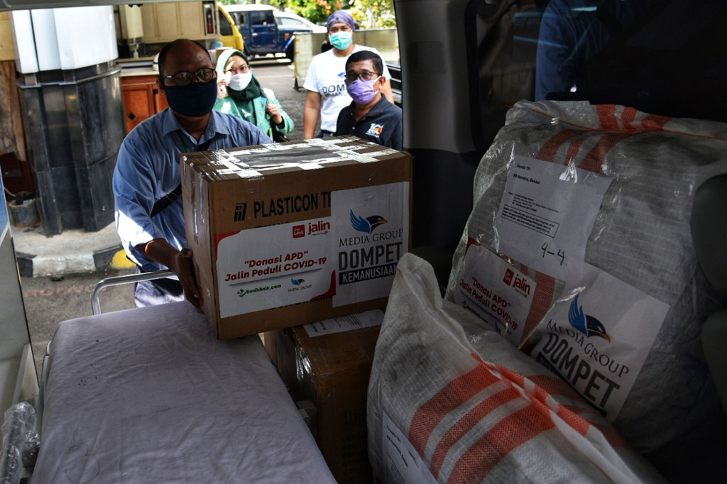 Kali ini bantuan yang diterima dari Benihbaik.com diserahkan kepada empat rumah sakit di wilayah Jabodetabek, yaitu RS Hermina Bekasi Barat, Klinik Selaras BSD, RS Sari Asih Ciledug, dan Centra Medika Bekasi.
