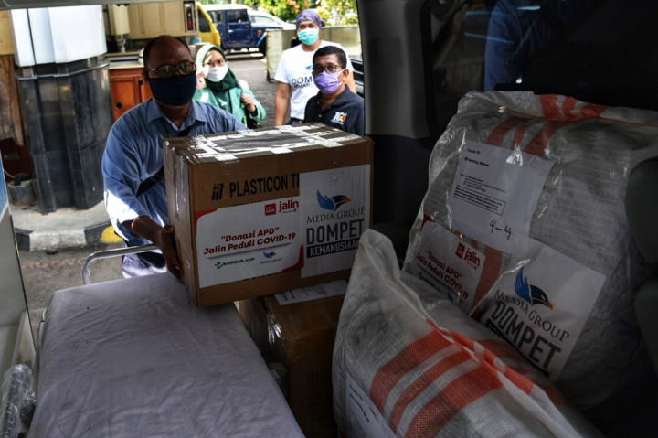 Kali ini bantuan yang diterima dari Benihbaik.com diserahkan kepada empat rumah sakit di wilayah Jabodetabek, yaitu RS Hermina Bekasi Barat, Klinik Selaras BSD, RS Sari Asih Ciledug, dan Centra Medika Bekasi.