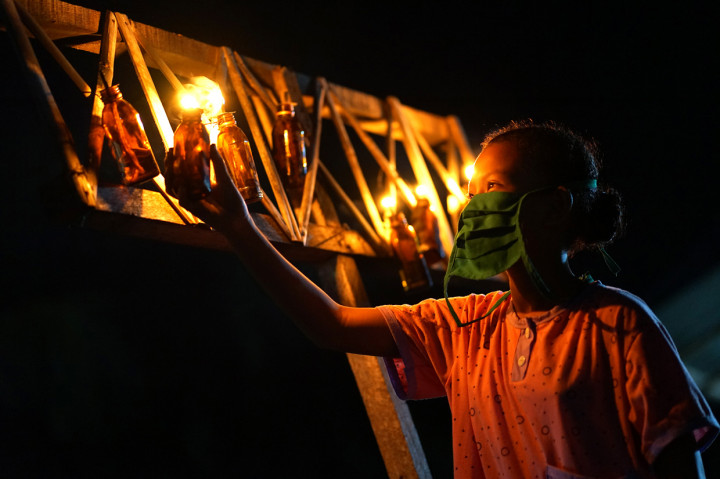 Tradisi tumbilotohe untuk menyambut hari raya Idul Fitri tahun ini dilakukan secara sederhana di rumah masing-masing tanpa ada perayaan festival akibat pandemi Covid-19. 