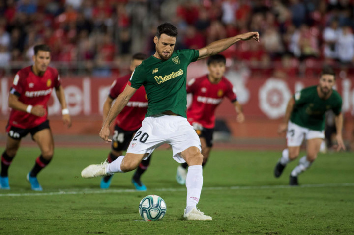 Ia juga merupakan pemegang rekor pemain tertua yang mencetak gol untuk Spanyol di pertandingan resmi dalam usia 35 tahun dan 275 hari.