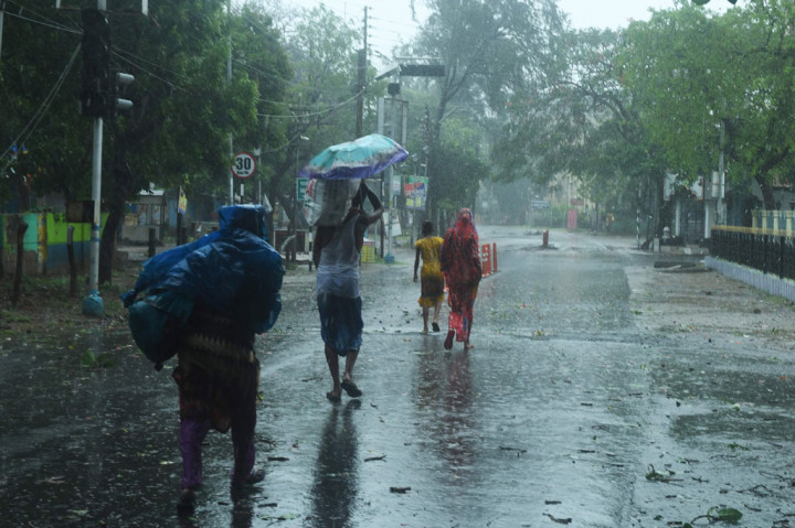 Badai Amphan yang membawa hujan deras, angin kencang, dan gelombang laut tinggi menghantam wilayah timur India dan Bangladesh pada Rabu, 20 Mei 2020. Sedikitnya sembilan orang tewas akibat bencana alam tersebut.