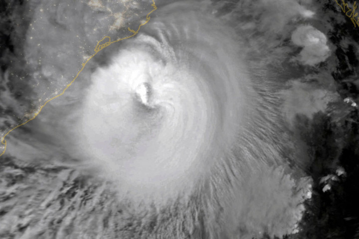 Kepala departemen meteorologi Bangladesh Shamsuddin Ahmed mengatakan topan itu menghantam distrik pantai barat daya Satkhira dengan kecepatan angin 151 kilometer per jam (93,8 mph). Sekitar 224,6 milimeter (0,7 kaki) hujan turun dari Rabu pagi dan angin dengan kecepatan hingga 113 kph (70 mph) menghantam Kolkata, Ibu Kota Negara Bagian Benggala Barat dan rumah bagi sekitar 14,7 juta orang.