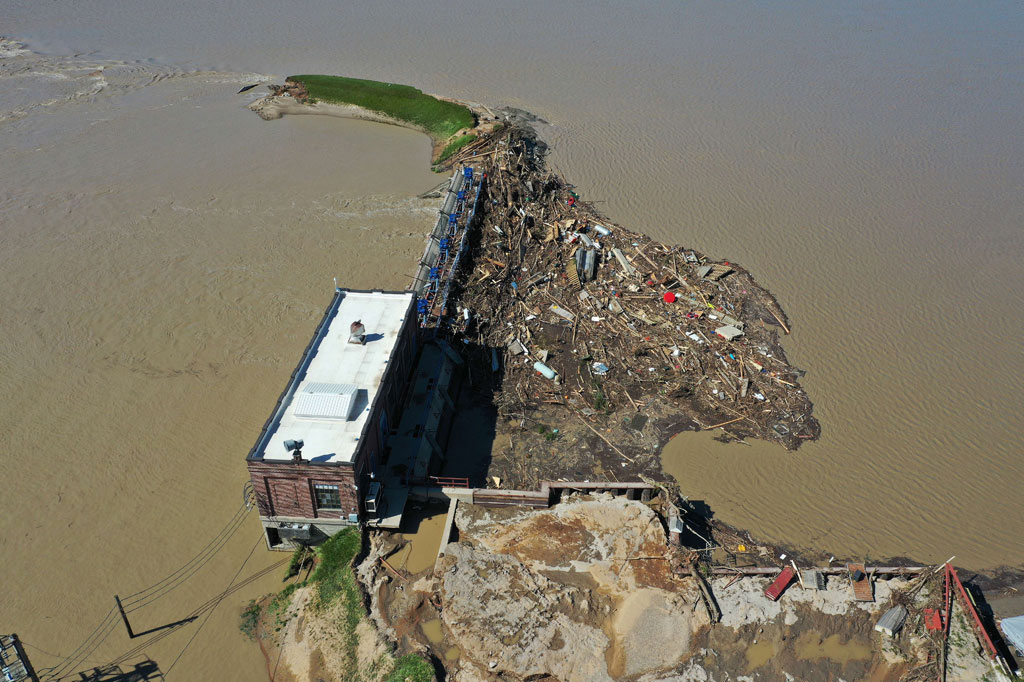 Lebih dari 10 ribu warga Michigan mengungsi dari rumah mereka setelah dua bendungan jebol akibat hujan deras dalam dua hari terakhir. Gubernur Gretchen Whitmer menyatakan keadaan darurat diberlakukan di Midland County, tempat bendungan yang jebol, di Kota Edenville dan Sanford.