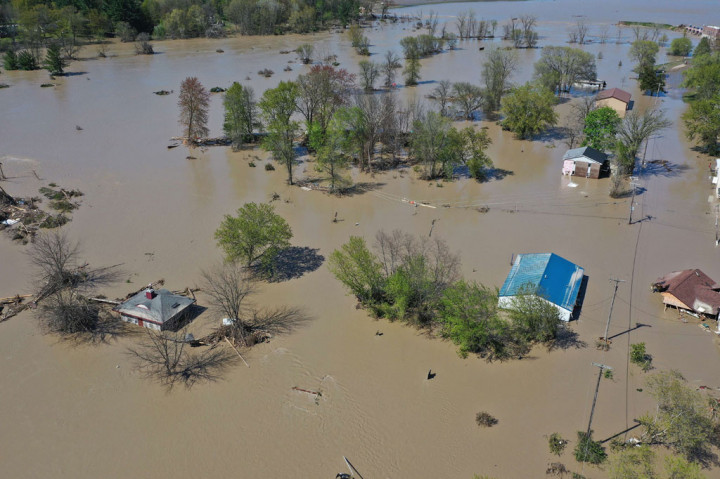 Dinas Cuaca Nasional memperingatkan banjir bandang yang mengancam jiwa dan bergabung dengan gubernur untuk mendesak warga di daerah itu segera mencari tempat yang lebih tinggi.