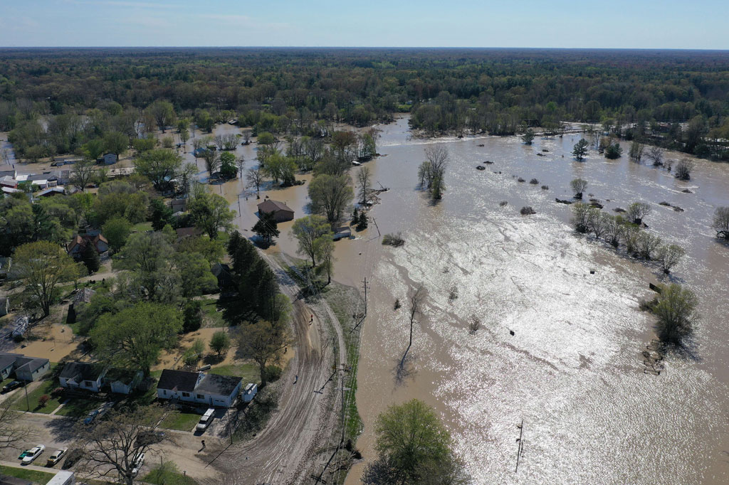 Dinas Cuaca Nasional memperingatkan banjir bandang yang mengancam jiwa dan bergabung dengan gubernur untuk mendesak warga di daerah itu segera mencari tempat yang lebih tinggi.