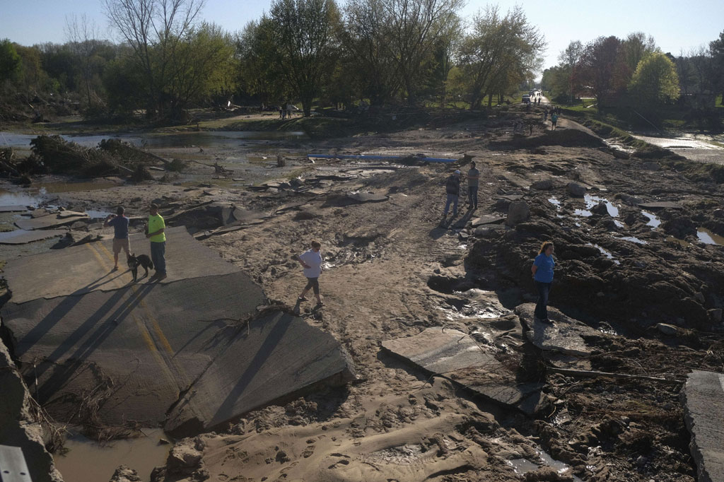 Otoritas setempat meminta warga untuk mengungsi ke daerah yang lebih tinggi dan menjauhi Sungai Tittabawassee.