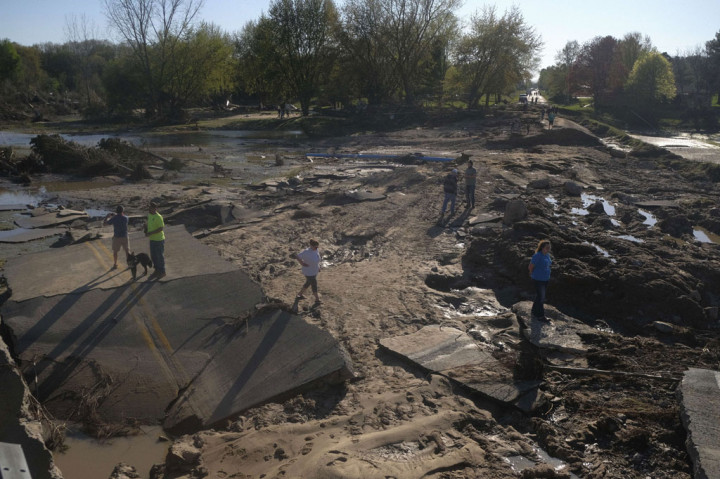 Otoritas setempat meminta warga untuk mengungsi ke daerah yang lebih tinggi dan menjauhi Sungai Tittabawassee.