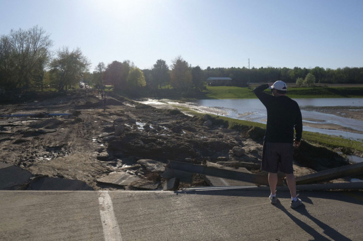 Bencana banjir dan evakuasi juga diperparah oleh pandemi virus korona. Pihak berwenang mendesak mereka yang mengungsi ke tempat penampungan untuk mengenakan masker dan menjaga jarak sosial jika memungkinkan.