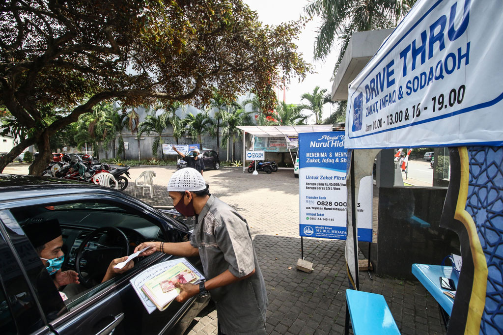 Pandemi virus korona (covid-19) membuat Badan Amil Zakat dan Pengurus Masjid Nurul Hidayah Tanah Kusir, Jakarta Selatan membuka layanan pembayaran zakat dengan sistem drive thru.