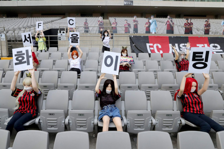 Klub FC Seoul dijatuhi denda sebesar 100 juta won (sekitar Rp1,19 miliar) karena menggunakan boneka-boneka seks saat pertandingan tanpa penonton di tribun, sebagai pencegahan wabah virus korona (covid-19). Ini merupakan denda terbesar dalam sejarah mereka.