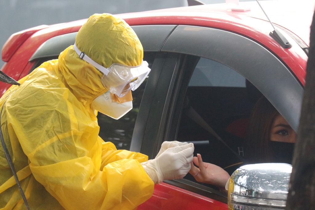 Warga Kota Bandung menyambut antusias acara tersebut. Mereka rela antre dengan menggunakan kendaraan pribadi maupun berjalan kaki untuk mengikuti rapid test.