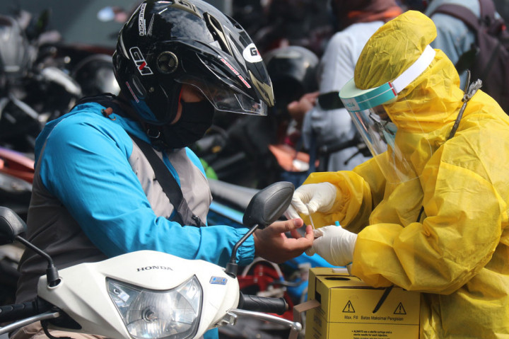 Warga yang mengikuti rapid test tidak harus turun dari kendaraan mereka, karena dilakukan secara drive thru, dengan tujuan menghindari kerumunan dan menjaga jarak atau physical distancing.