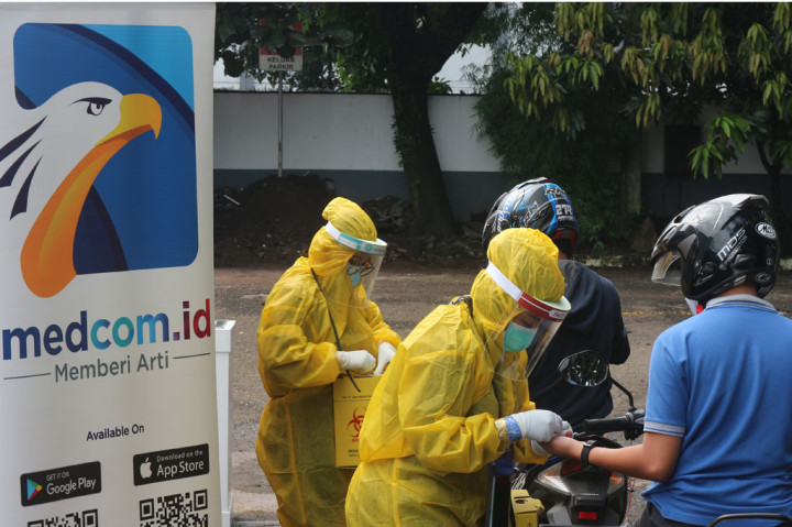 Sebelum mengikuti rapid test, warga diharuskan melakukan pengecekan suhu tubuh serta memperlihatkan barcode sebagai tanda telah terdaftar.