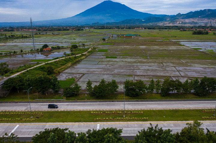 Kendaraan melintas di Tol Cipali Palimanan, Cirebon, Jawa Barat.