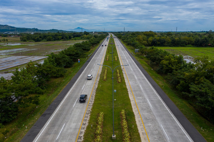Menjelang Lebaran, salah satu titik kepadatan arus mudik di ruas tol Cikopo-Palimanan (Cipali) terpantau sepi dikarenakan adanya larangan mudik dari Pemerintah demi mencegah penyebaran wabah Covid-19.