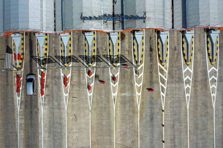 Kendaraan melintas di pintu Tol Cipali Palimanan, Cirebon, Jawa Barat.