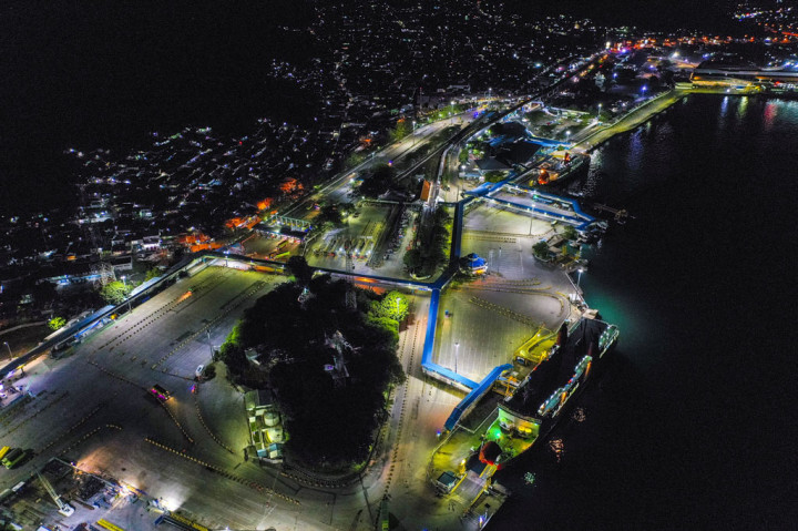 Foto aerial suasana Pelabuhan Merak di Banten, Kamis, 21 Mei 2020 malam.