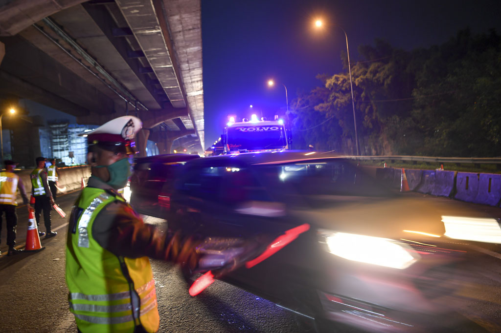 PT Jasa Marga (Persero) Tbk bersama pihak Kepolisian dan Kementerian Perhubungan mencatat sekitar 4.003 kendaraan yang terindikasi mudik diminta putar balik dan dikeluarkan di gerbang tol terdekat di 'check point' Km 31 Cikarang Barat Jalan Tol Jakarta-Cikampek pada H-4 Lebaran 2020.