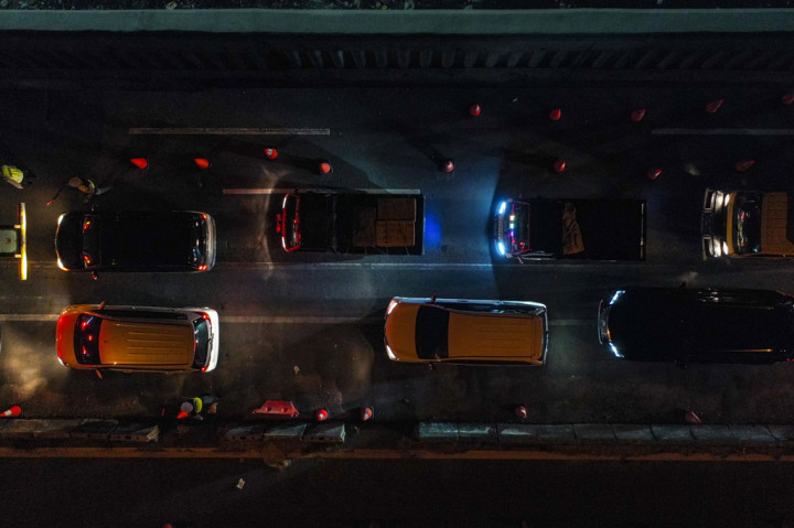 Di samping itu, petugas di lapangan juga senantiasa mewaspadai beragam modus yang dilakukan oleh masyarakat untuk mengelabui larangan mudik, Salah satunya yang sering ditemui di lapangan ialah menumpang kendaraan travel gelap.