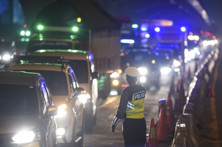 Miko juga menjelaskan lonjakan jumlah kendaraan yang dikeluarkan ini menimbulkan antrean menjelang lokasi 'check point' Pengendalian Transportasi di Km 31 Cikarang Barat tersebut. 