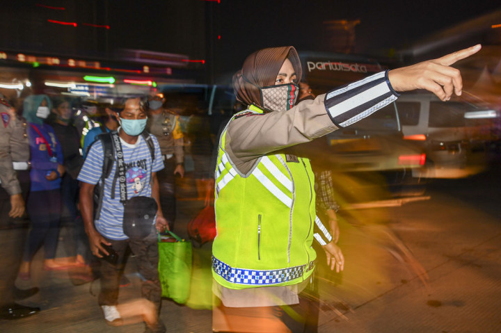 Meski telah ada larangan, banyak warga yang masih nekat untuk pulang ke kampung halaman untuk merayakan Lebaran bersama keluarga.
